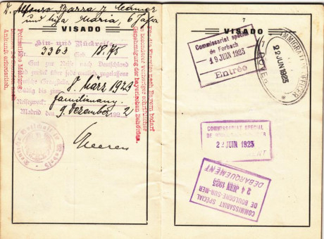  EN RECUERDO Y HOMENAJE A LOS QUE YA NO ESTÁN. 

Si pones en  GOOGLE    PASAPORTES EN LA MEMORIA   da 32