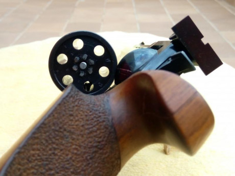 No voy a explicar las cualidades del arma, el que tenga interés, le propongo que busque y se deleite en 00