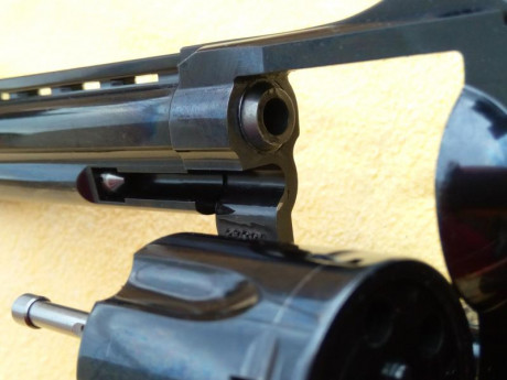 No voy a explicar las cualidades del arma, el que tenga interés, le propongo que busque y se deleite en 12