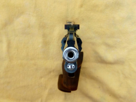 No voy a explicar las cualidades del arma, el que tenga interés, le propongo que busque y se deleite en 10