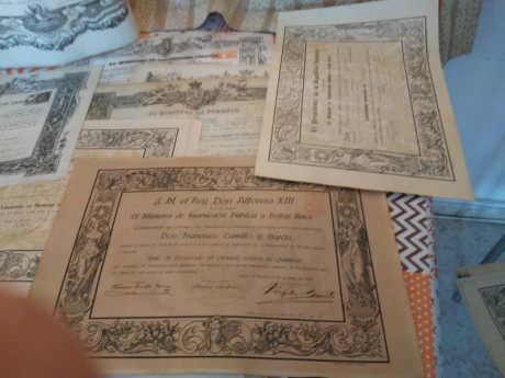  EN RECUERDO Y HOMENAJE A LOS QUE YA NO ESTÁN. 

Si pones en  GOOGLE    PASAPORTES EN LA MEMORIA   da 42