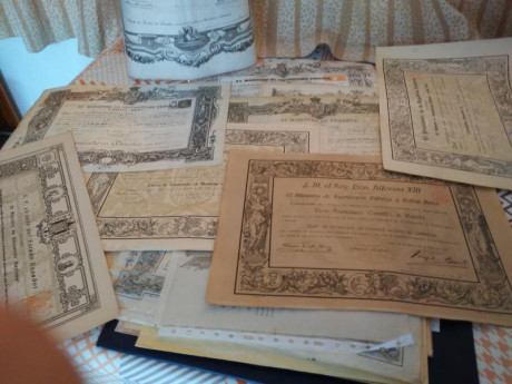  EN RECUERDO Y HOMENAJE A LOS QUE YA NO ESTÁN. 

Si pones en  GOOGLE    PASAPORTES EN LA MEMORIA   da 41
