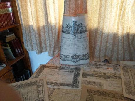  EN RECUERDO Y HOMENAJE A LOS QUE YA NO ESTÁN. 

Si pones en  GOOGLE    PASAPORTES EN LA MEMORIA   da 40