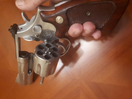 Vendo este revolver Smith and Wesson 357 Magnum lo he adquirido recientemente en un cambio está en óptimas 01