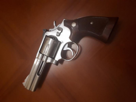 Vendo este revolver Smith and Wesson 357 Magnum lo he adquirido recientemente en un cambio está en óptimas 00