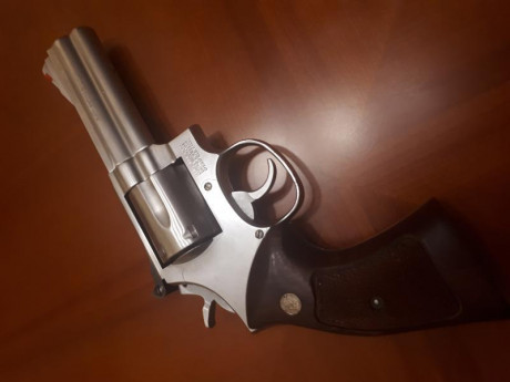 Vendo este revolver Smith and Wesson 357 Magnum lo he adquirido recientemente en un cambio está en óptimas 11