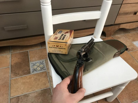 Hola, vendo revólver Uberti, nunca ha disparado, lo compre por capricho, lo he tenido como artículo de 01