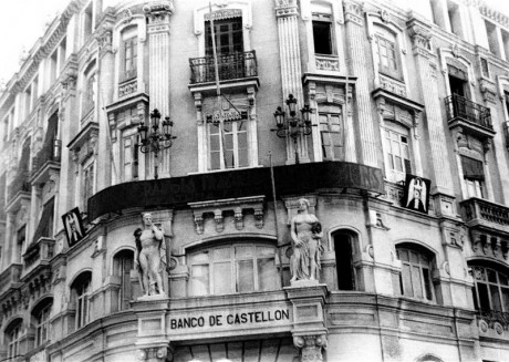  EN RECUERDO Y HOMENAJE A LOS QUE YA NO ESTÁN. 

Si pones en  GOOGLE    PASAPORTES EN LA MEMORIA   da 70