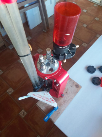 Pongo a la venta una LOAD MASTER de Lee tal y como viene de fábrica y lista para usar para el 9mm.
Como 01