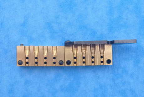 Buenas. Vendo dos turquesas para calibre 9 mm:
Molde NUEVO marca Lee, de 6 cavidades, modelo 356-120-TC
Molde 01