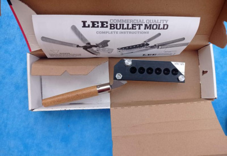 Buenas. Vendo dos turquesas para calibre 9 mm:
Molde NUEVO marca Lee, de 6 cavidades, modelo 356-120-TC
Molde 00