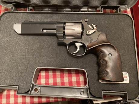 No voy a explicar las cualidades del arma, el que tenga interés, le propongo que busque y se deleite en 111