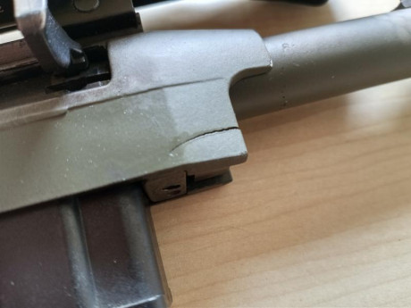 Hola, adjunto foto de una carabina Remington 597 del 22, el sistema de fijación del cañón es peculiar 00