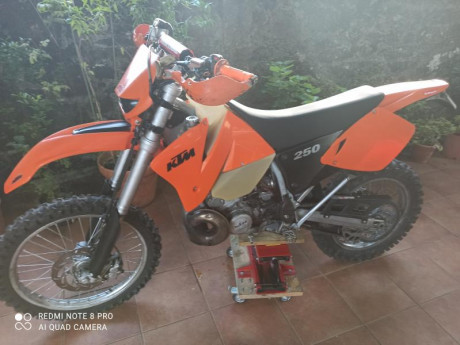 Hola, adjunto foto de una carabina Remington 597 del 22, el sistema de fijación del cañón es peculiar 00