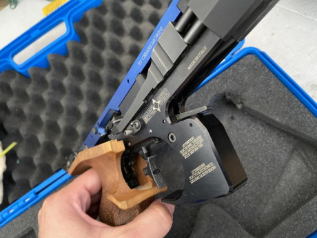 Un compañero del club vende una Matchguns MG2E RF en muy buen estado. Funciona perfectamente, tiene cacha 11