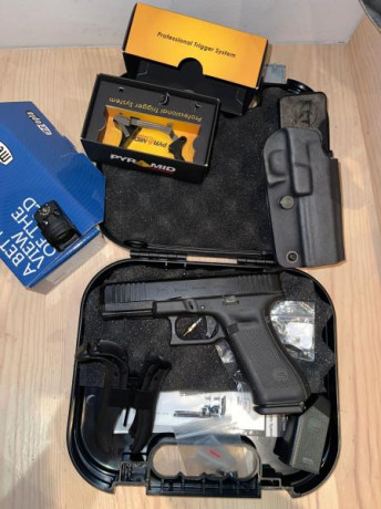 Buenas a todos, un buen amigo me pide le ponga a la venta lo siguiente: 

Se oferta:

Pistola Glock 17 00