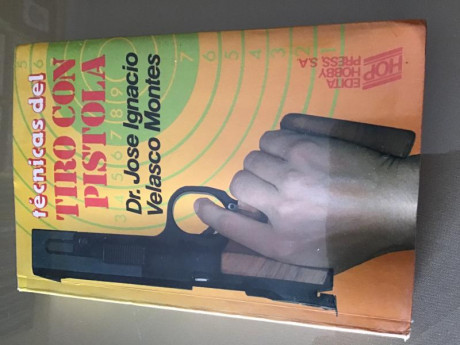 Vendo libro Técnicas del tiro con pistola, de José Ignacio Velasco Montes. Años 80. En perfecto estado. 01