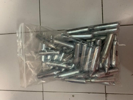 Hola,
Por abandono del hobby se vende este material:

- Stinger Ares 4.5mm: muy poco uso (unos 300 balines 20