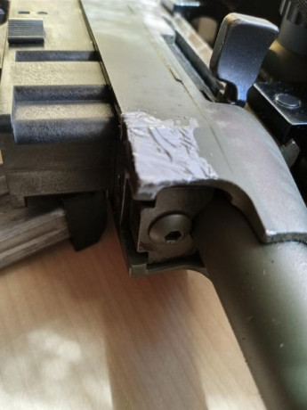 Hola, adjunto foto de una carabina Remington 597 del 22, el sistema de fijación del cañón es peculiar 111