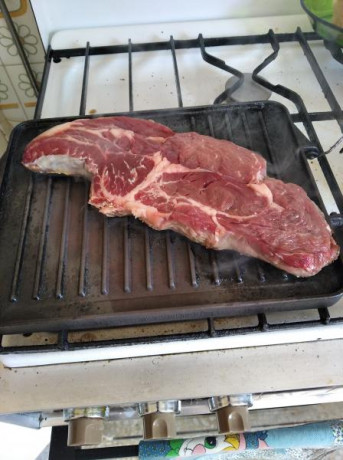 Hoy para comer acelgas hervidas y chuletón de vaca gallega vieja con seis semanas de maduración en cámara 72