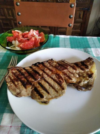 Hoy para comer acelgas hervidas y chuletón de vaca gallega vieja con seis semanas de maduración en cámara 70