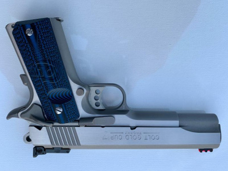 Vendo COLT GOLD CUP TROPHY, cal. 45 ACP, en estado de REESTRENO (no tiene la más mínima marca de uso).
Pistola 01