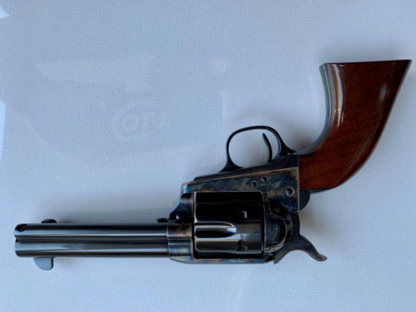 Vendo este Uberti, réplica del Colt SAA (1873), de 4" 3/4 pulgadas, calibre 45 Long Colt.
A penas 02