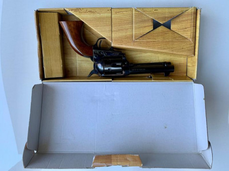 Vendo este Uberti, réplica del Colt SAA (1873), de 4" 3/4 pulgadas, calibre 45 Long Colt.
A penas 01