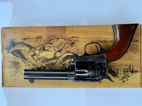 Vendo este Uberti, réplica del Colt SAA (1873), de 4" 3/4 pulgadas, calibre 45 Long Colt.
A penas 00
