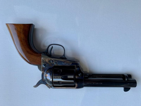 Vendo este Uberti, réplica del Colt SAA (1873), de 4" 3/4 pulgadas, calibre 45 Long Colt.
A penas 10