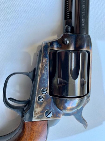 Vendo este Uberti, réplica del Colt SAA (1873), de 4" 3/4 pulgadas, calibre 45 Long Colt.
A penas 20