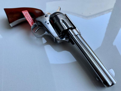 Vendo este Uberti, réplica del Colt SAA (1873), de 4" 3/4 pulgadas, calibre 45 Long Colt.
Edición 20