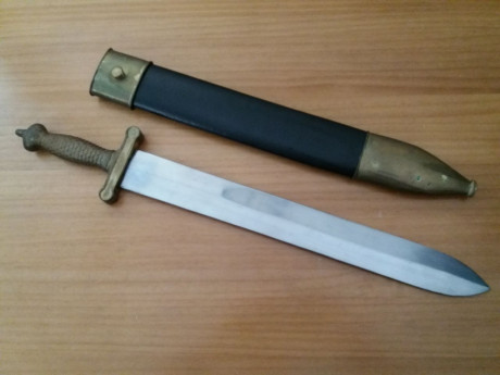 Pongo a la venta, por falta de espacio, esta réplica del  Machete-Espada Francés de Artillería , modelo 01