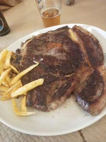 Hoy para comer acelgas hervidas y chuletón de vaca gallega vieja con seis semanas de maduración en cámara 160