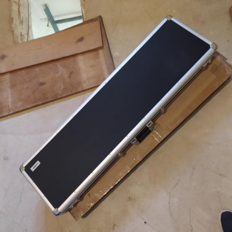 Buenos días, 

  VENDIDO!!!!....SE PUEDE CERRAR  

Se vende maleta rígida de aluminio HMF 14405-02 para 02