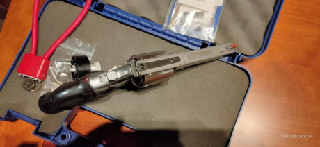 Vendo magnifico revolver S&W 620 con tambor de 7 tiros inox de 4" en perfecto estado, a tirado 10