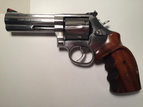  IMG-9234.JPG  IMG-9232.JPG  IMG-9237.JPG Vendo revólver Smith & Wesson 686, cromado, con cañón de 02