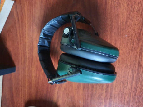 Auriculares activos para tiro atenúa el sonido de los disparos pero permite escuchar las voces.

Precio 02