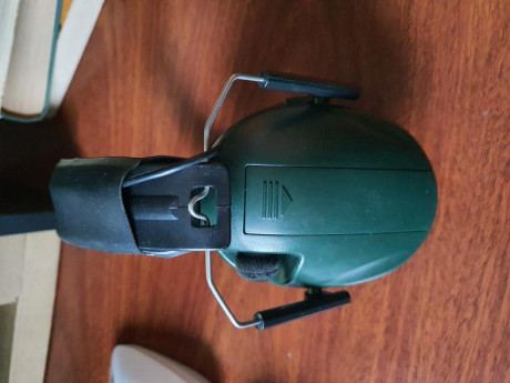 Auriculares activos para tiro atenúa el sonido de los disparos pero permite escuchar las voces.

Precio 01