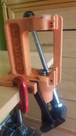 Vendo prensa LIMAN Crucher II 120 Euros  mas portes y regalo un empistonador de prensa LEE, muy robusta, 02