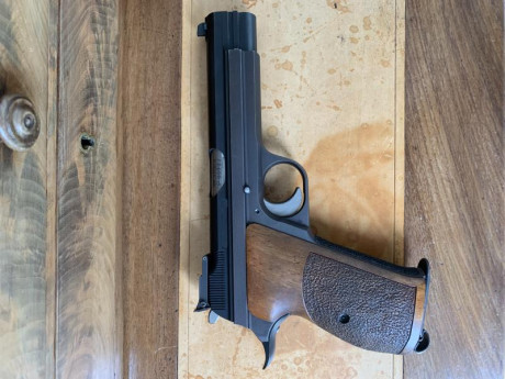 Se vende esta SIG P210 cañón de 5 pulgadas en 9 para. con cachas y rabera KNill, alza original micrométrica 01