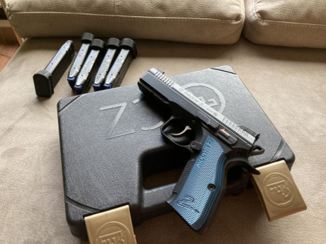 Vendo pistola cz shadow 2 con su maletin y 3 cargadores. El arma tendra unos 3000 tiros, esta en perfecto 40