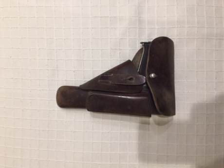 Se trata de una pistola Walther P 38 con el código CYQ (Speewerke) y por su numeración fabricada en el 10