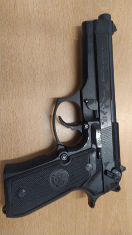 Una compañera vende Beretta 92 Fs mas un kit del 22.
Guiada en A, tiene pocos tiros.
Dos cargadores del 01