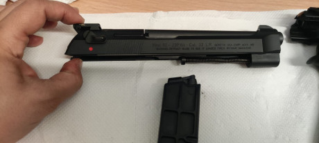 Una compañera vende Beretta 92 Fs mas un kit del 22.
Guiada en A, tiene pocos tiros.
Dos cargadores del 11