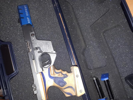 Vendo Walther GSP calibre 22 laminada en azul poco uso unico propietario whatsapp empuñadura talla S está 00