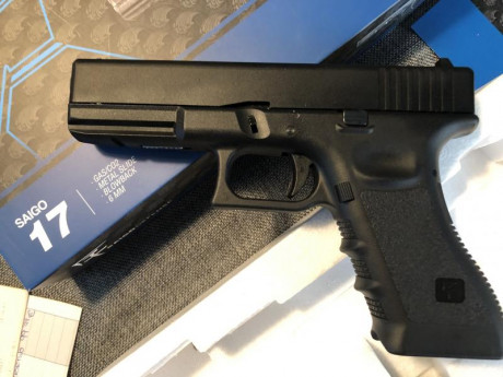 Vendo pistola Airsoft, modelo GLOCK 17, del fabricante Saigo. Calibre 6mm. Está a estrenar, sólo usada 00