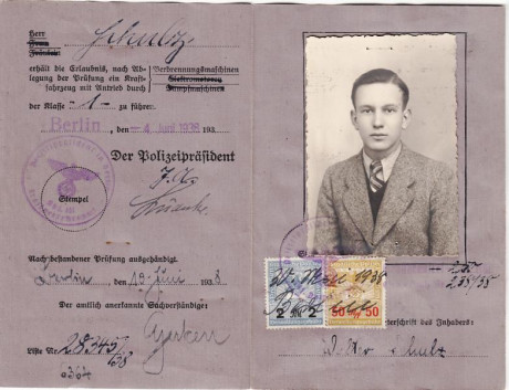  EN RECUERDO Y HOMENAJE A LOS QUE YA NO ESTÁN. 

Si pones en  GOOGLE    PASAPORTES EN LA MEMORIA   da 141