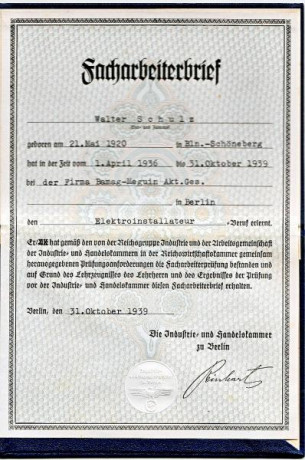  EN RECUERDO Y HOMENAJE A LOS QUE YA NO ESTÁN. 

Si pones en  GOOGLE    PASAPORTES EN LA MEMORIA   da 131