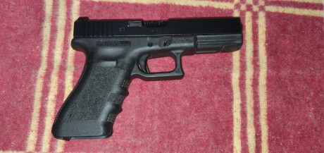 Pistola GLOCK 17 3ª GENERACIÓN 9mm 

3 cargadores
Funda IPSC (extracción rápida)
2 portacargadores Glock.
Caja 02